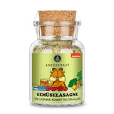 Gemüselasagne von Ankerkraut im Korkenglas auf weißem Hintergrund.