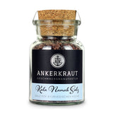 Kala Namak Salz von Ankerkraut im Korkenglas auf weißem Hintergrund.