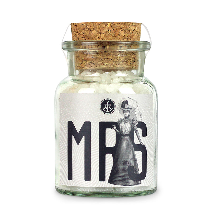 Ankerkraut Mrs Salt im Korkenglas auf weißem Hintergrund.